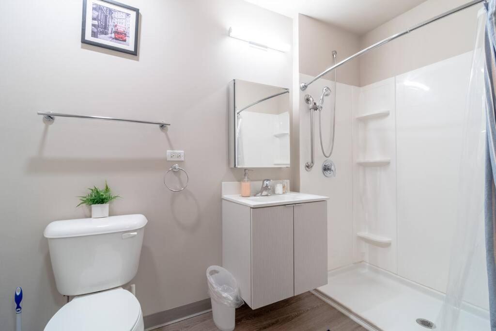 Apartment Mccormick 2br/2ba Oasis With Optional Parking, Patio, Gym For Up To 6 Guests *