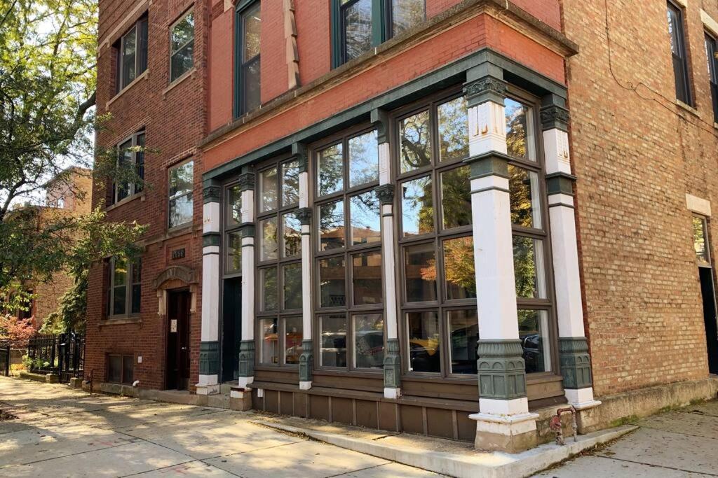 Lincoln Park Light-filled Loft Apartment *