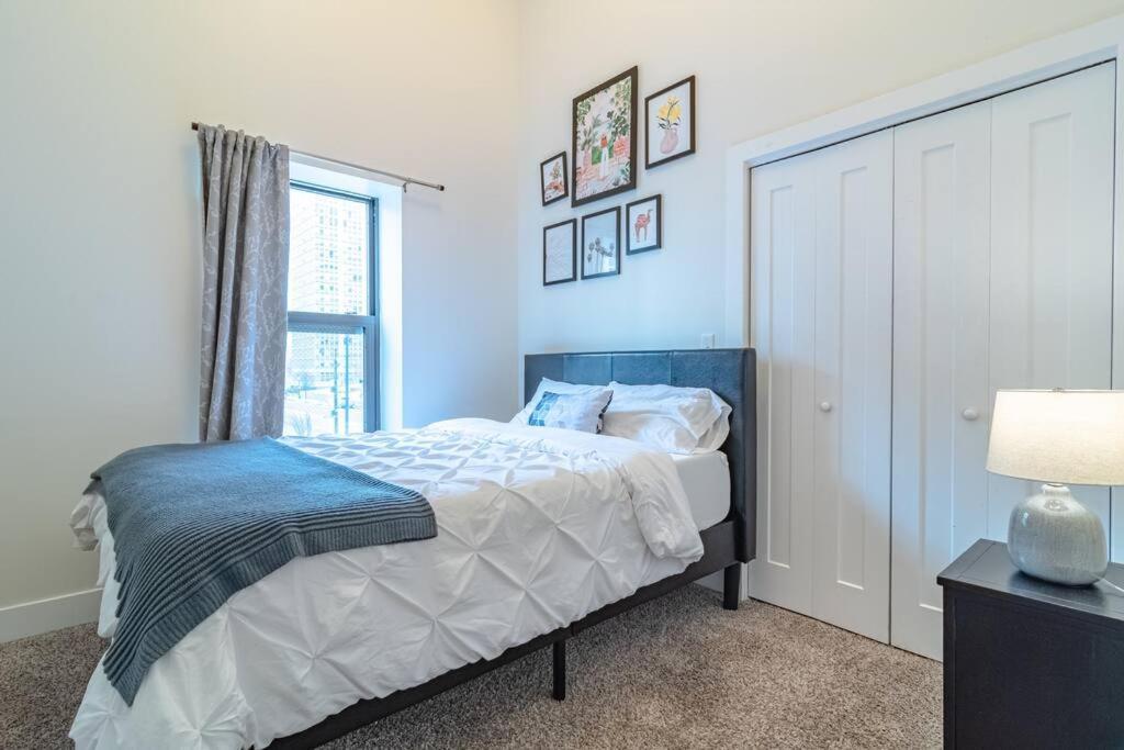 Mccormick Place 420 Friendly 3br/2ba With Optional Parking For Up To 8 Guests Chicago
