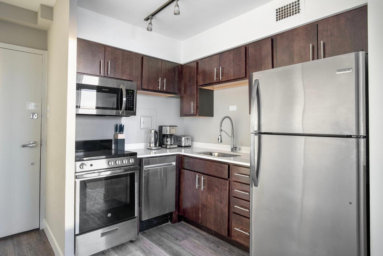 Edgewater 1br W Gym Deck Lounge Nr L Chi-919 * Chicago