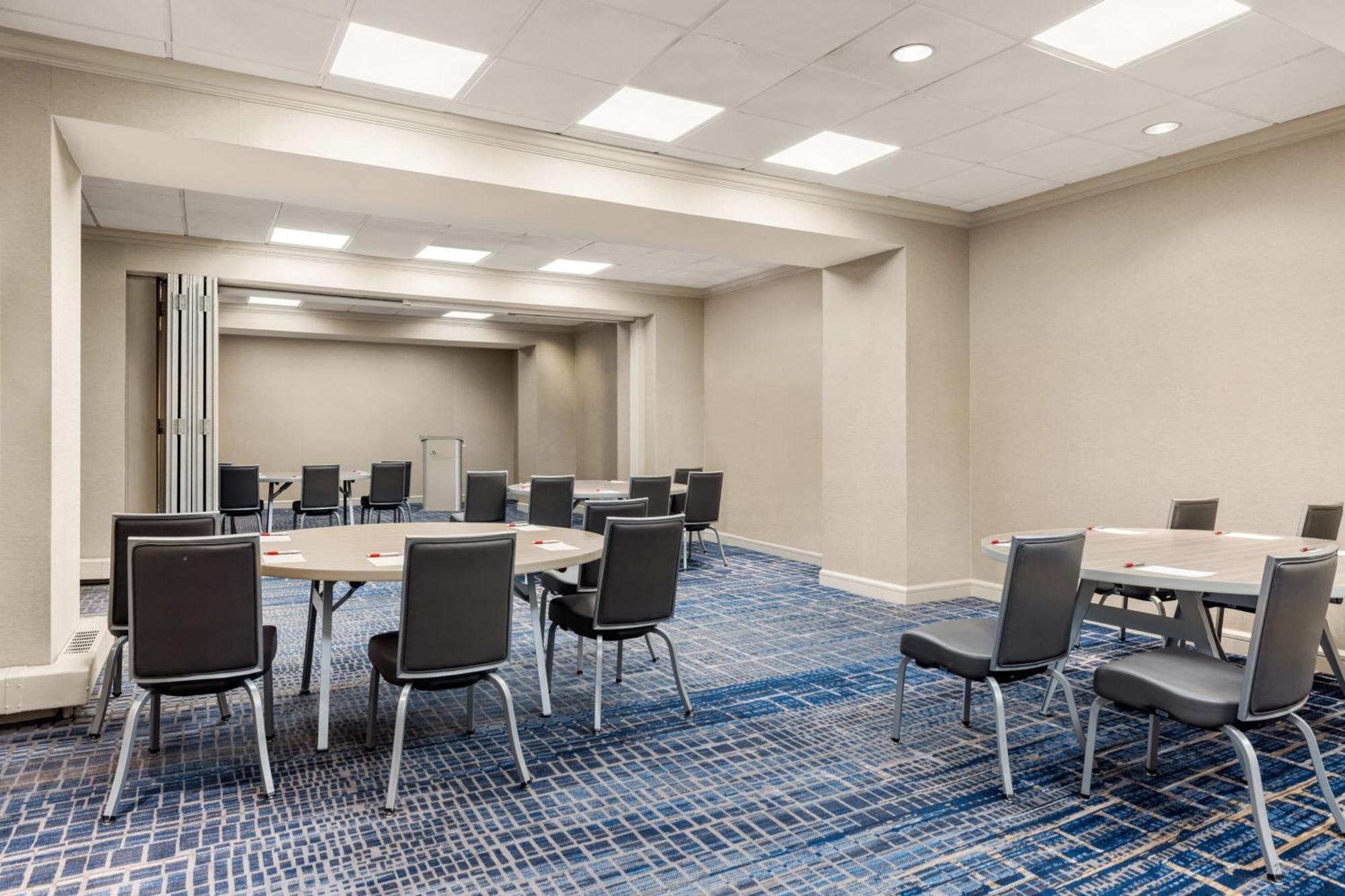 Marriott Downtown Magnificent Mile Hotel 4*