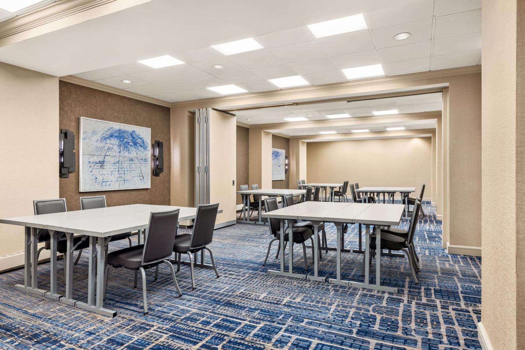 Marriott Downtown Magnificent Mile Hotel 4*