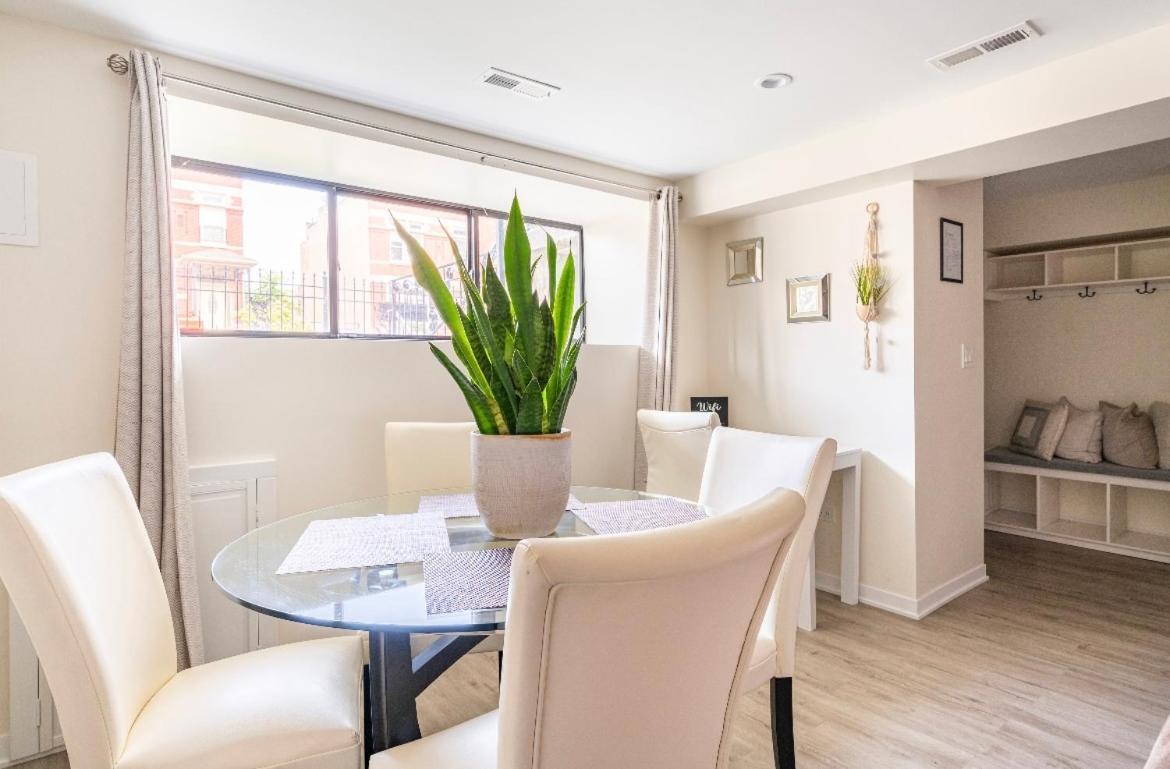 Cozy 2 Brm Mins Away From United Center Apartment Chicago