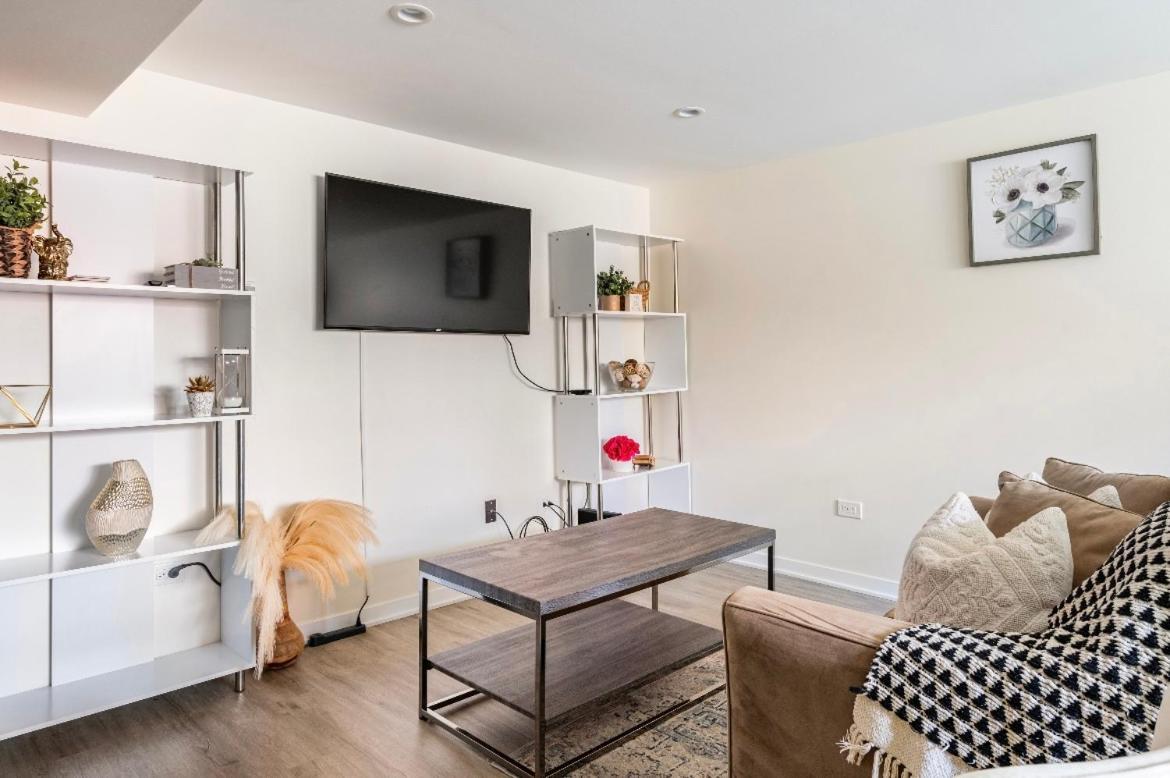 Cozy 2 Brm Mins Away From United Center *