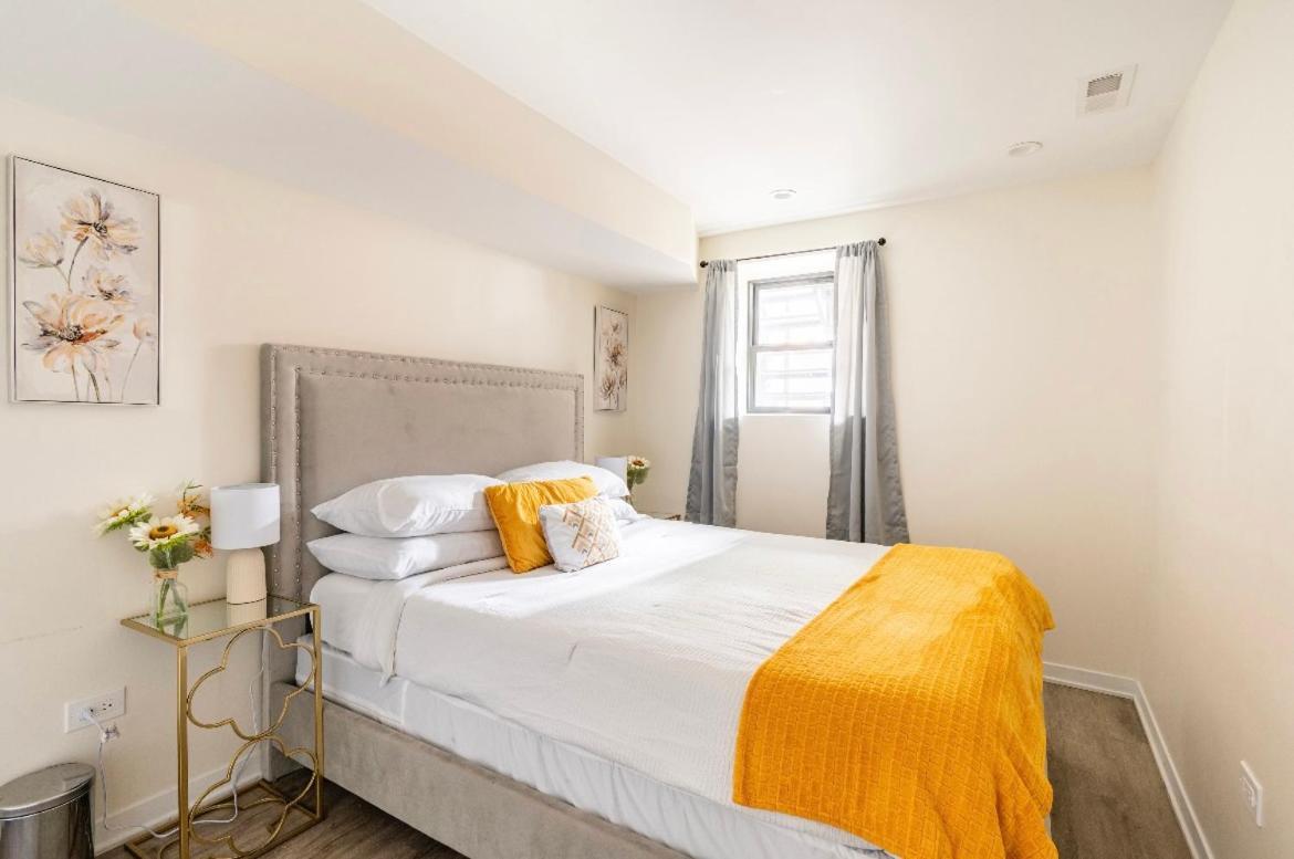 Cozy 2 Brm Mins Away From United Center
