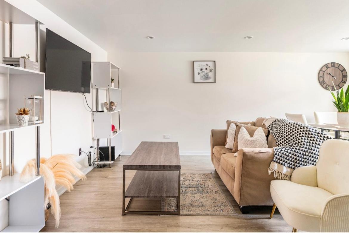 Cozy 2 Brm Mins Away From United Center Apartment Chicago
