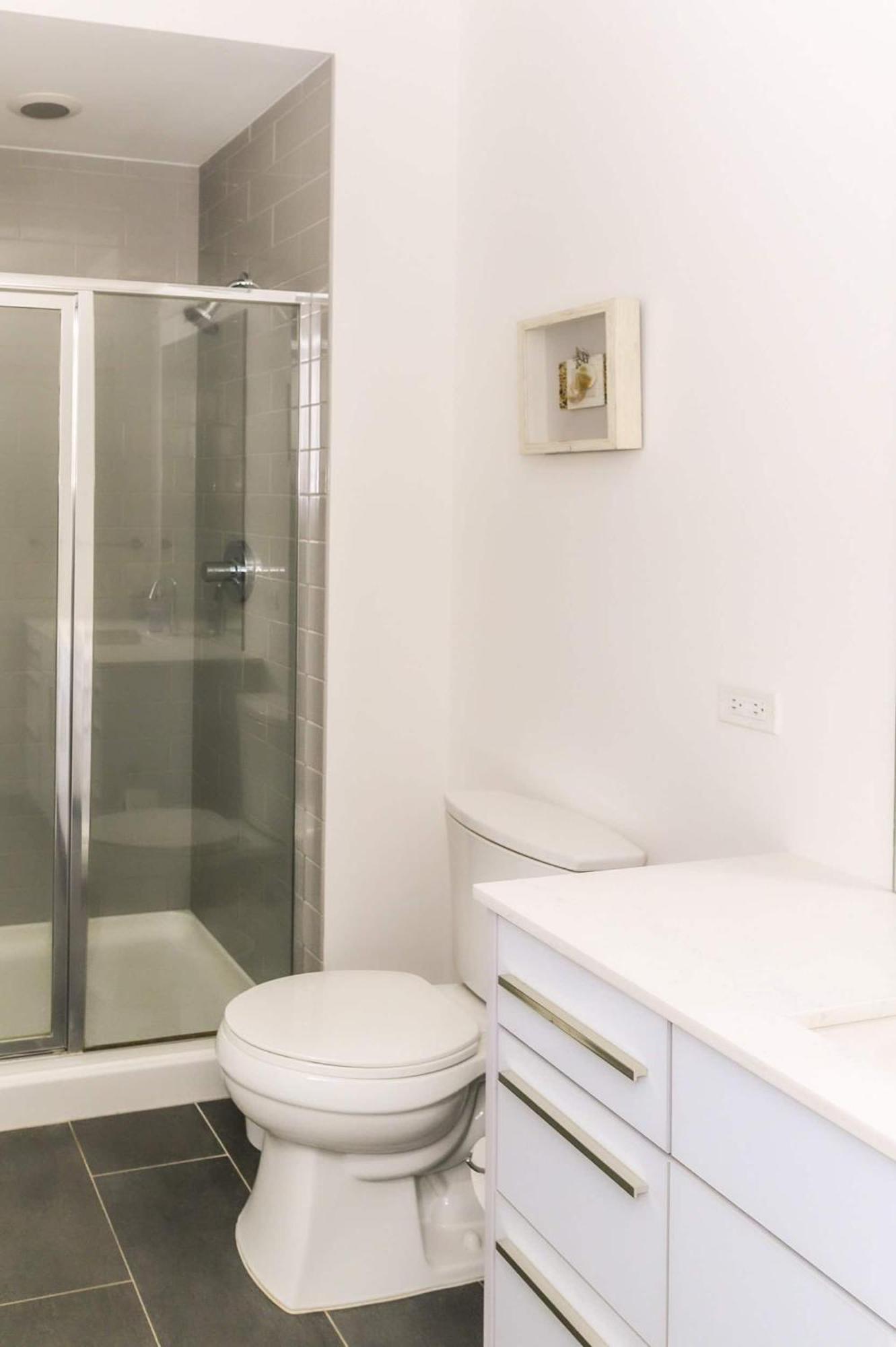 2b,2ba Luxury Balcony,wi-fi, Paid In&out Parking In Bldg Apartment *