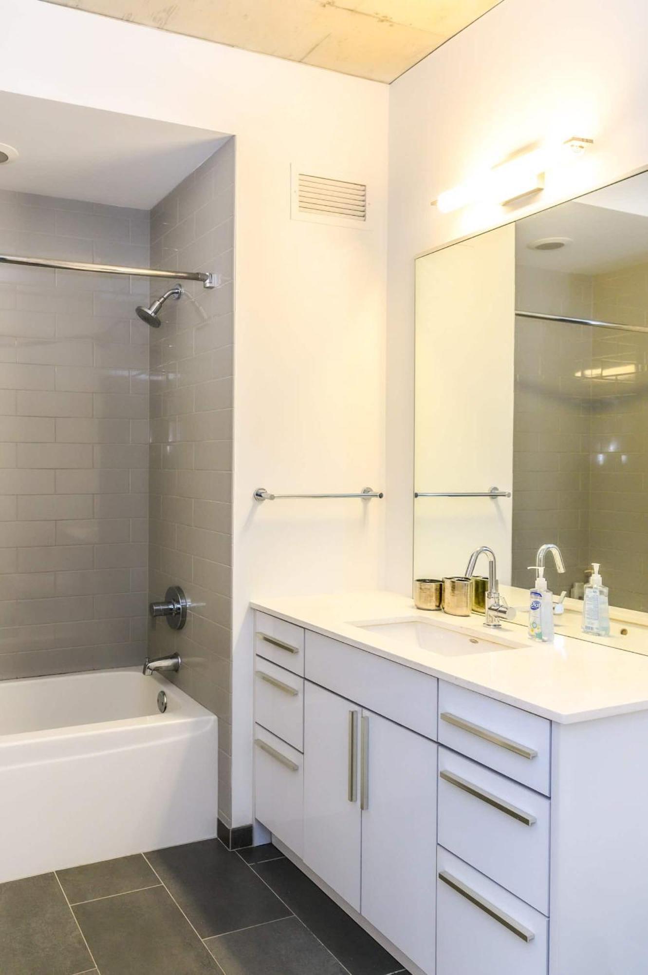 2b,2ba Luxury Balcony,wi-fi, Paid In&out Parking In Bldg Apartment Chicago