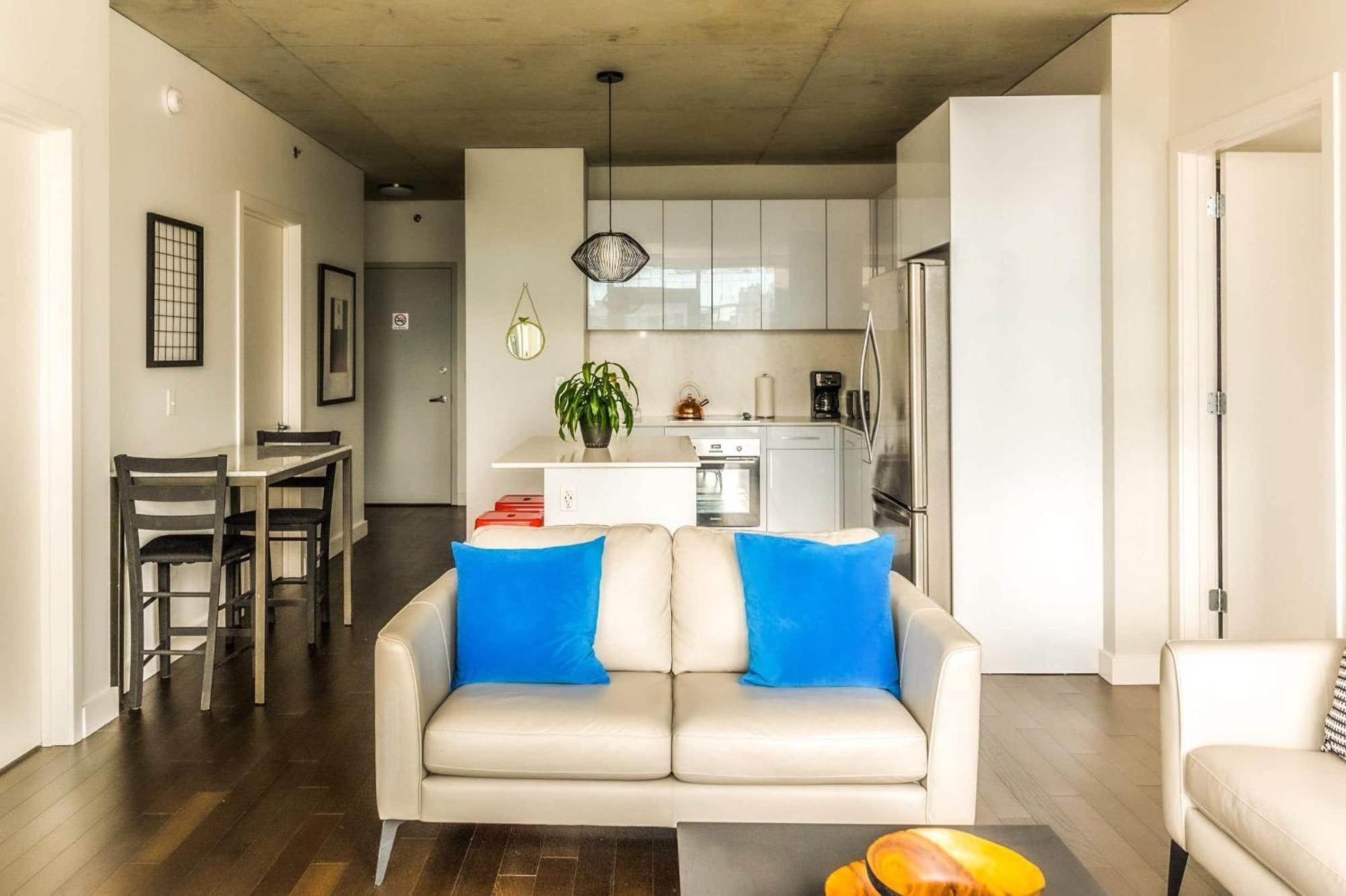 2b,2ba Luxury Balcony,wi-fi, Paid In&out Parking In Bldg