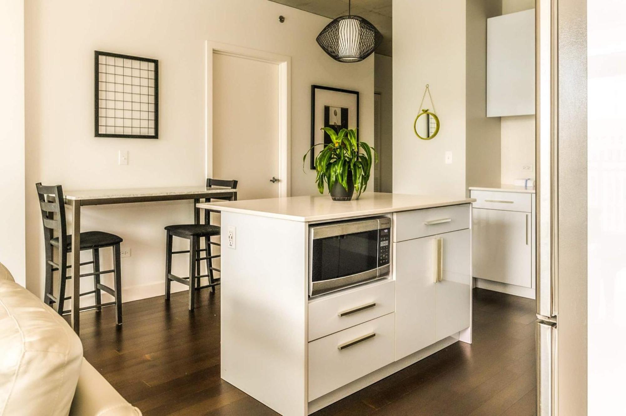 2b,2ba Luxury Balcony,wi-fi, Paid In&out Parking In Bldg