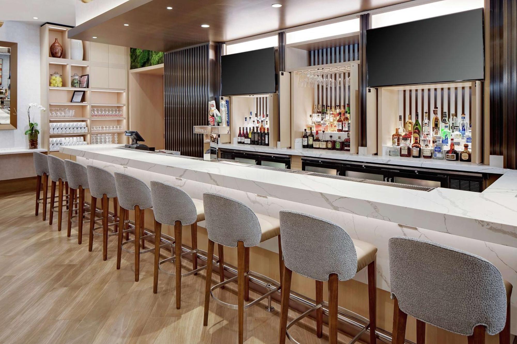 Hotel Doubletree By Hilton Magnificent Mile 4*