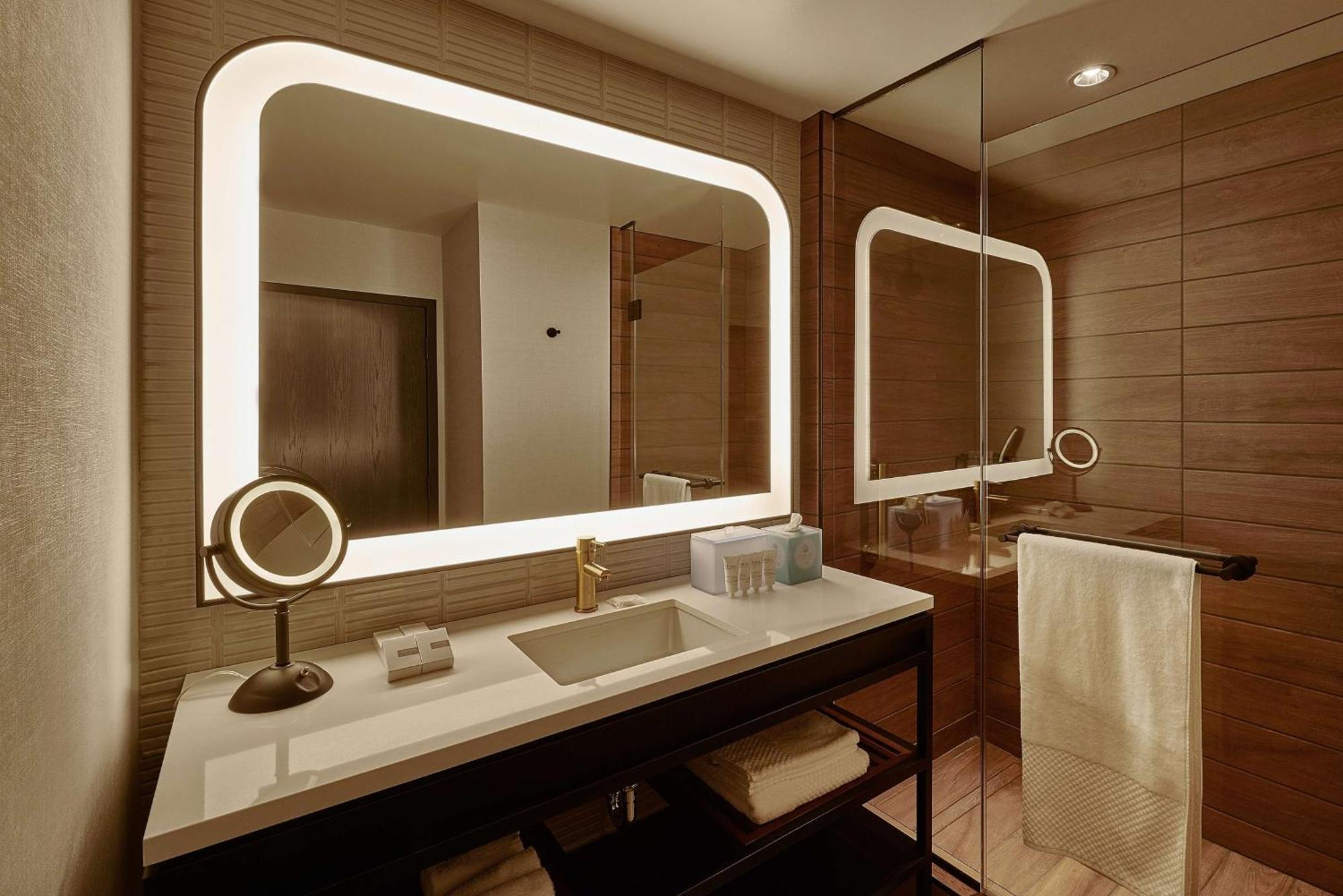 Sable At Navy Pier Chicago, Curio Collection By Hilton Hotel 4*