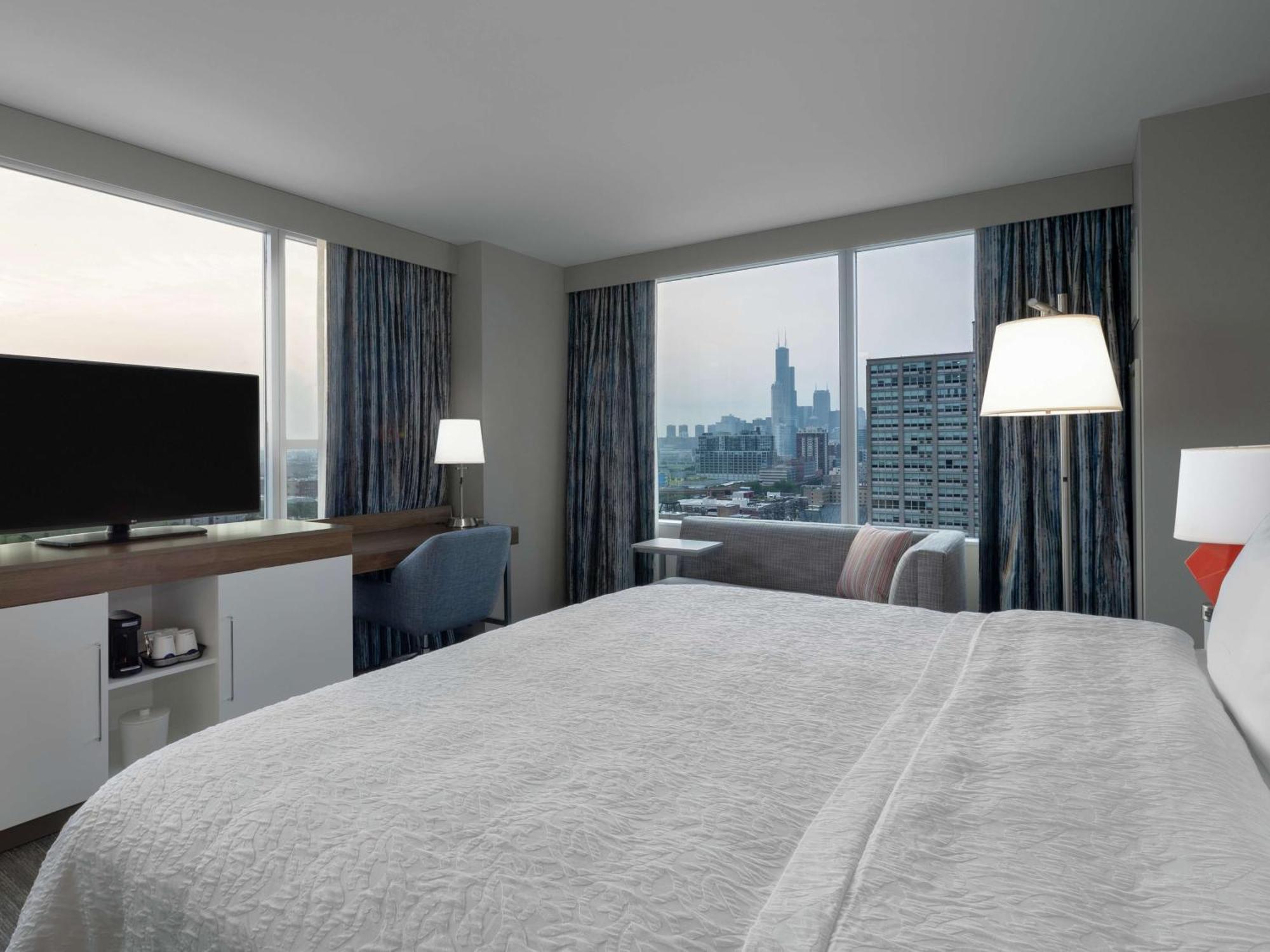 Hampton Mccormick Place 3*
