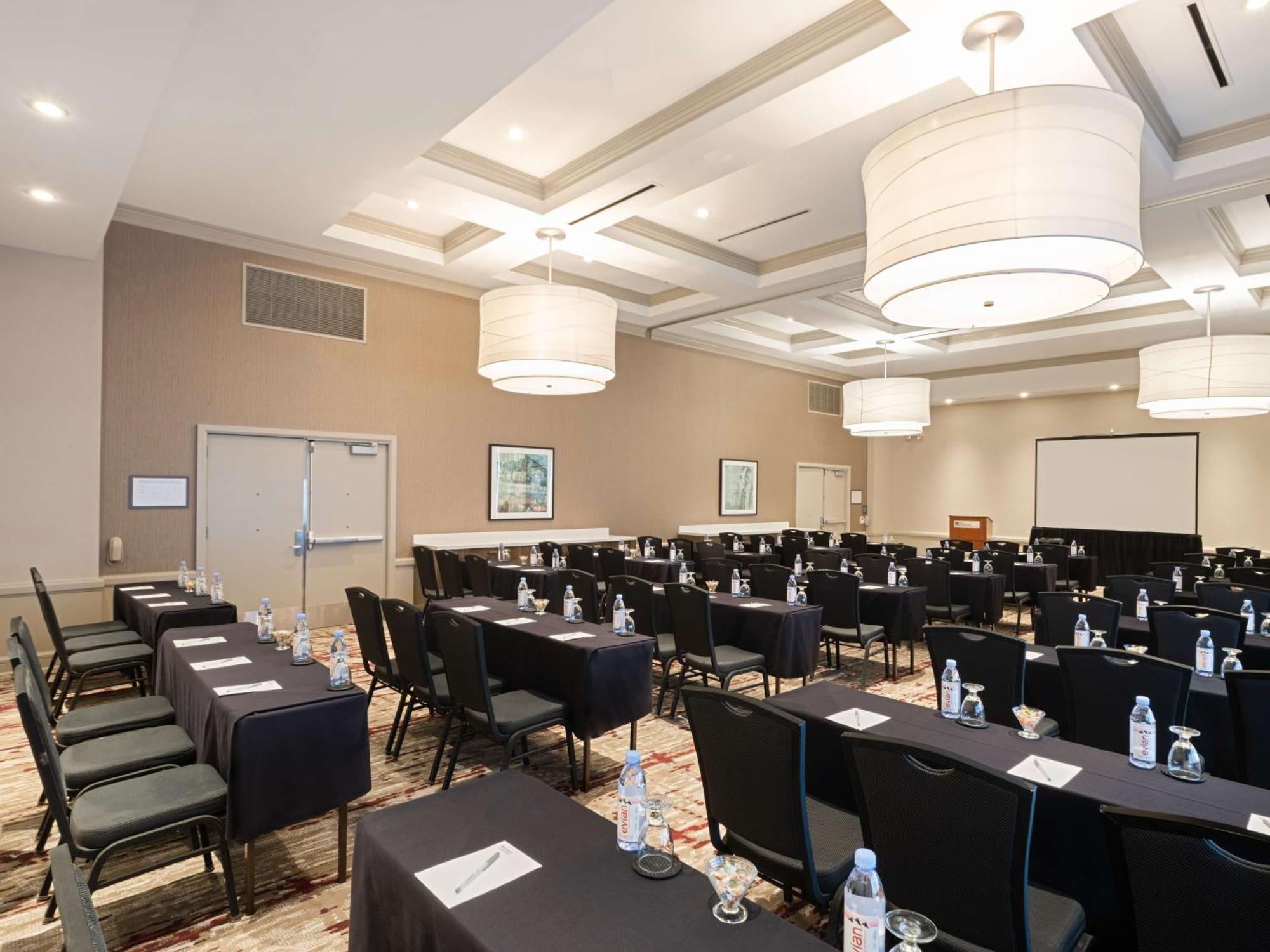Hilton Garden Downtown/magnificent Mile 3*