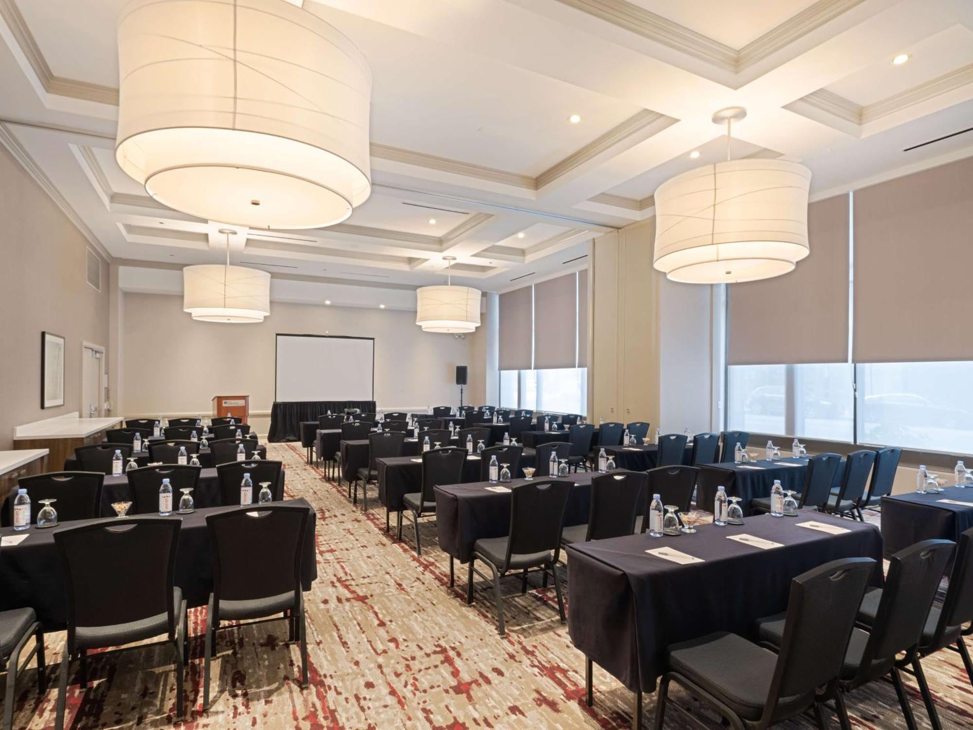 Hilton Garden Downtown/magnificent Mile 3*
