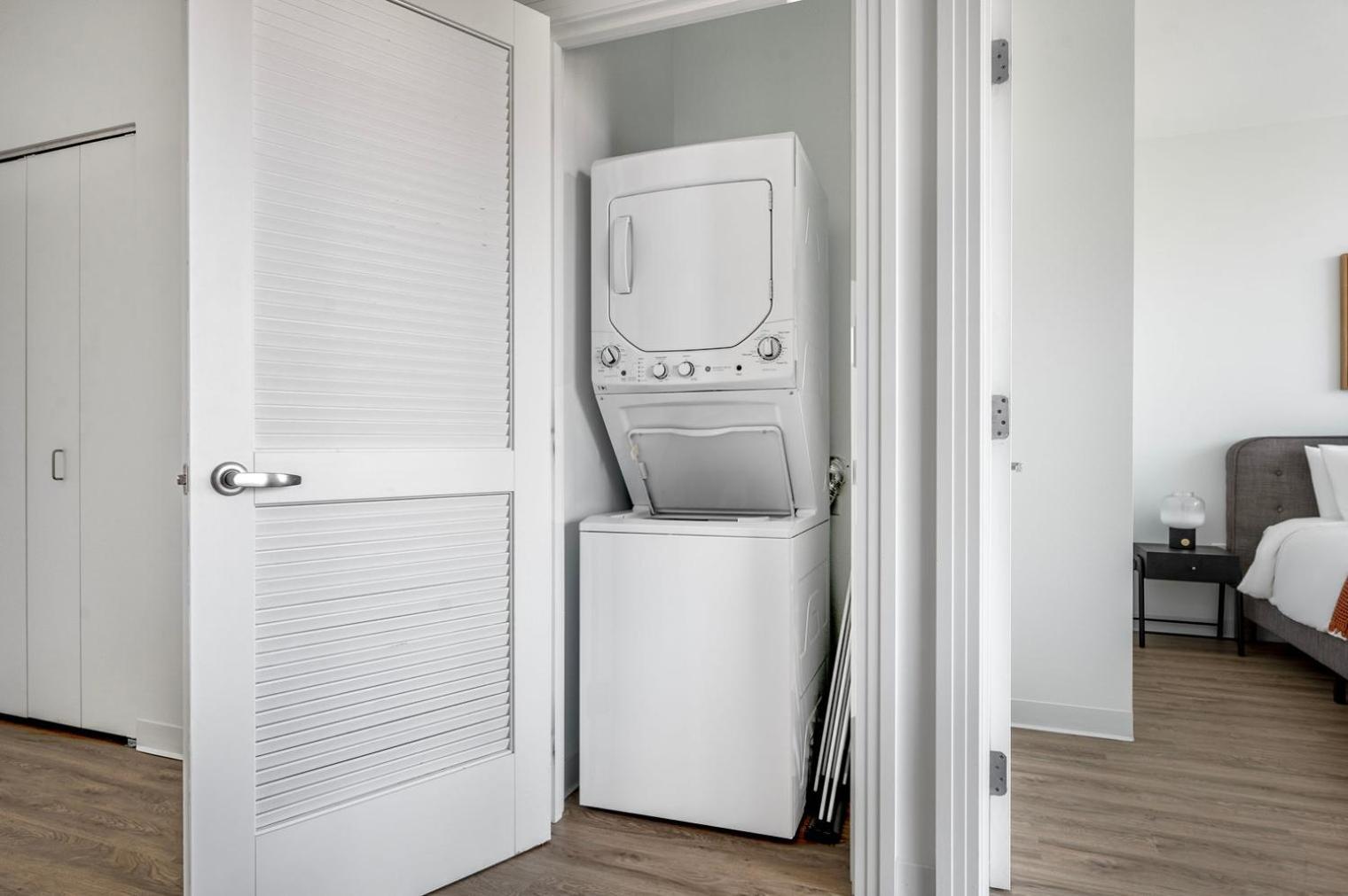 West Loop 2br W Theater Gym Nr Restaurant Row Chi-950 *