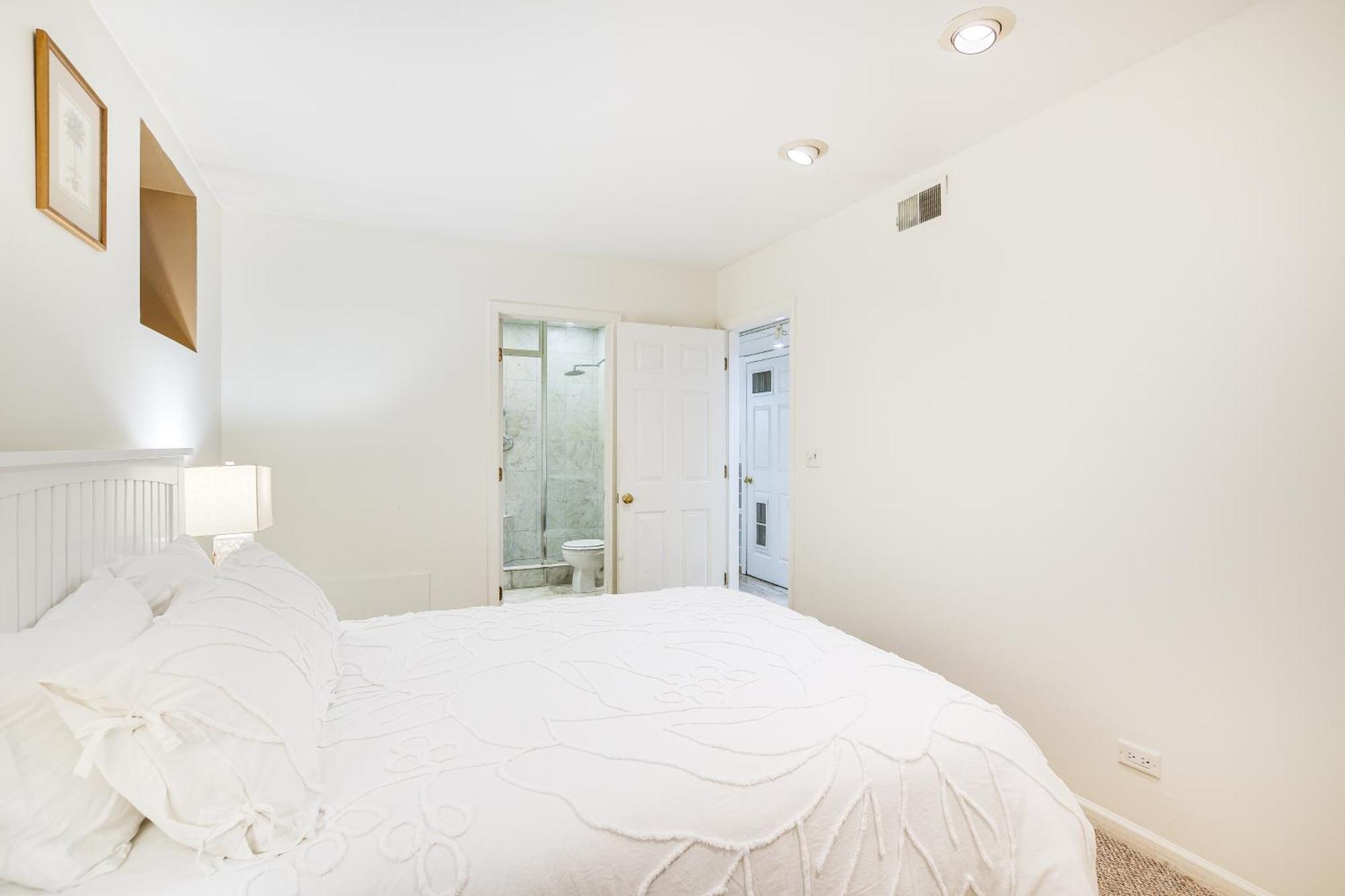 Lincoln Park Walk To Beach, Shops And Dining! Apartment *