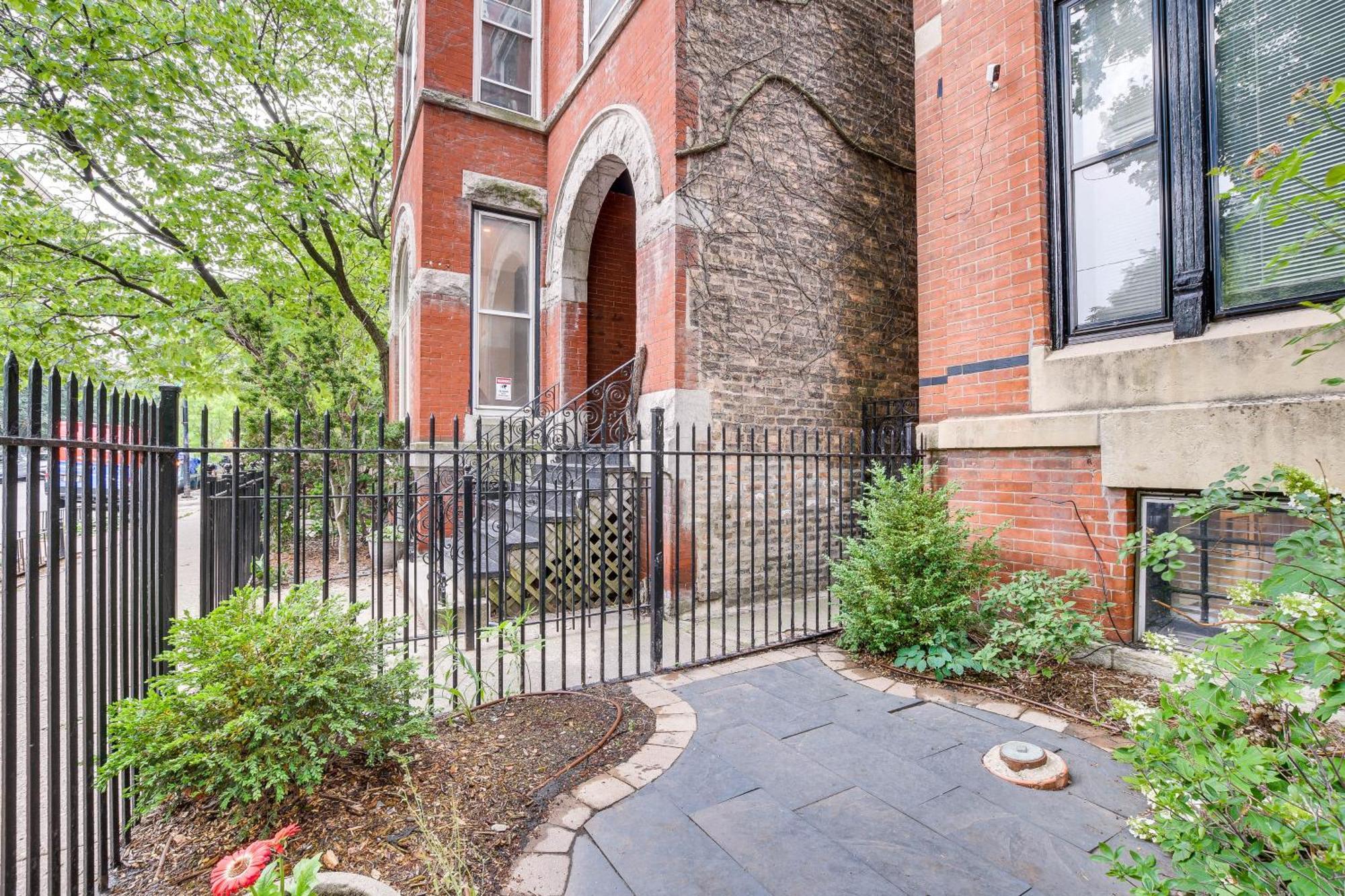 Lincoln Park Walk To Beach, Shops And Dining! *