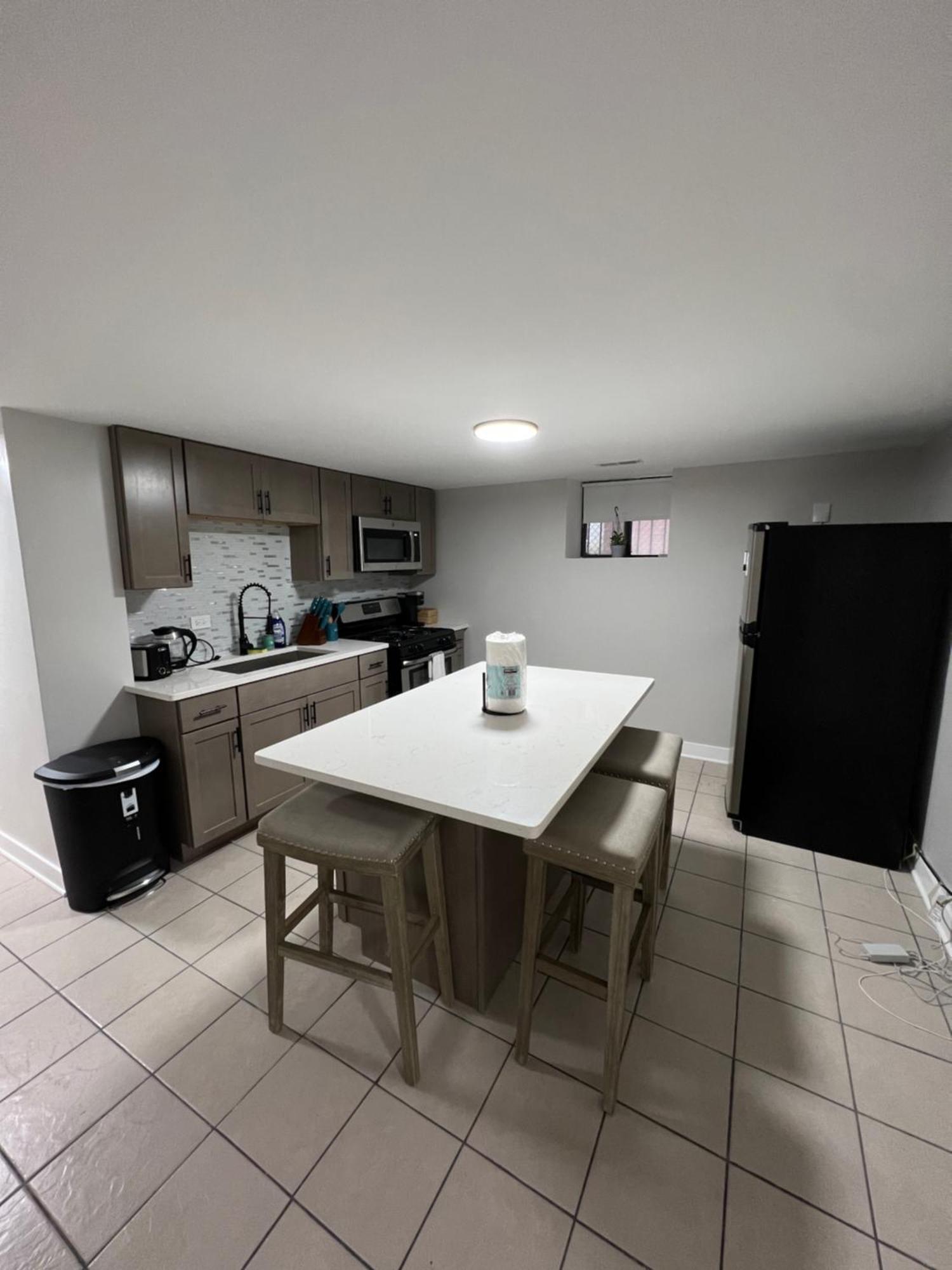 Stylish Urban Retreat 3 Bedroom Newly Remodeled Apartment Chicago