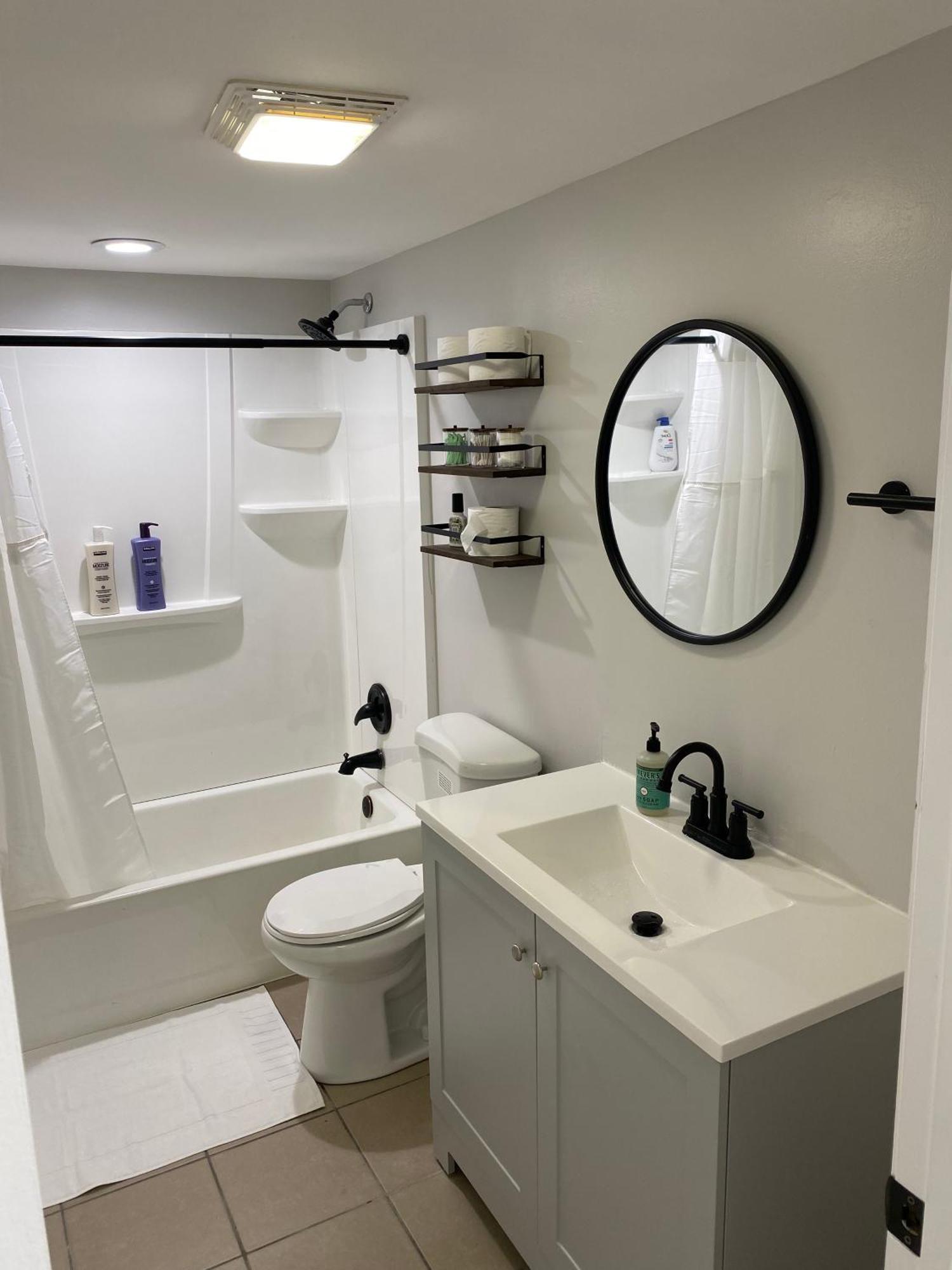 Stylish Urban Retreat 3 Bedroom Newly Remodeled Apartment *