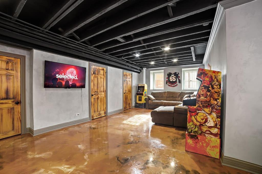 Mid-century Gem Steps From United Center *