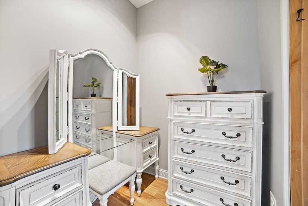 Mid-century Gem Steps From United Center * Chicago
