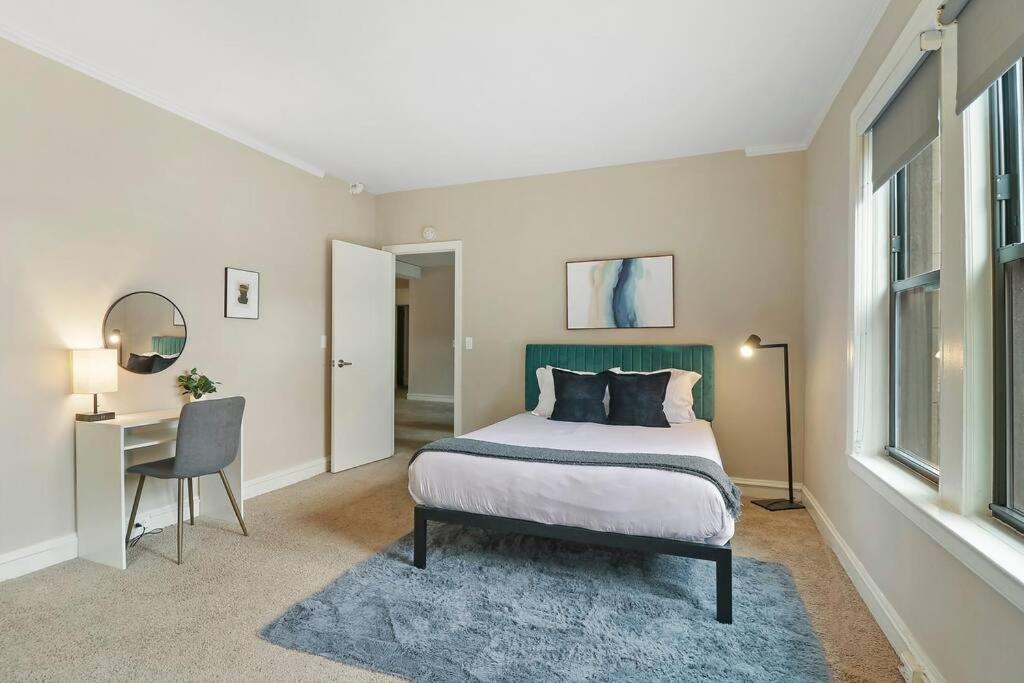 2br Sunny In Hyde Park - Windermere 211 Apartment Chicago