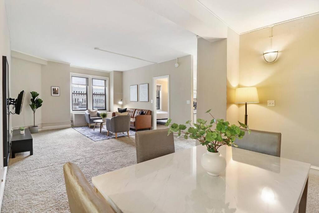 2br Sunny In Hyde Park - Windermere 211 Chicago
