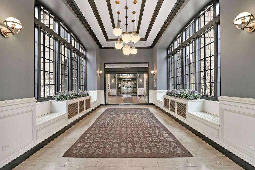 2br Sunny In Hyde Park - Windermere 211 Chicago