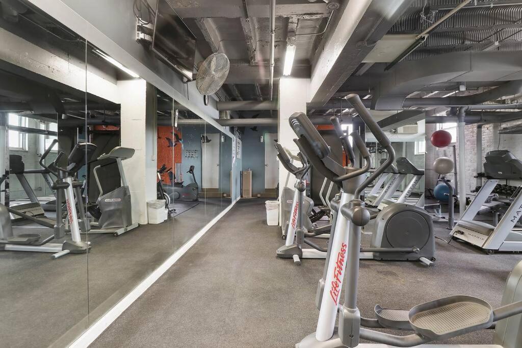 Apartment 2br Sunny In Hyde Park - Windermere 211 Chicago