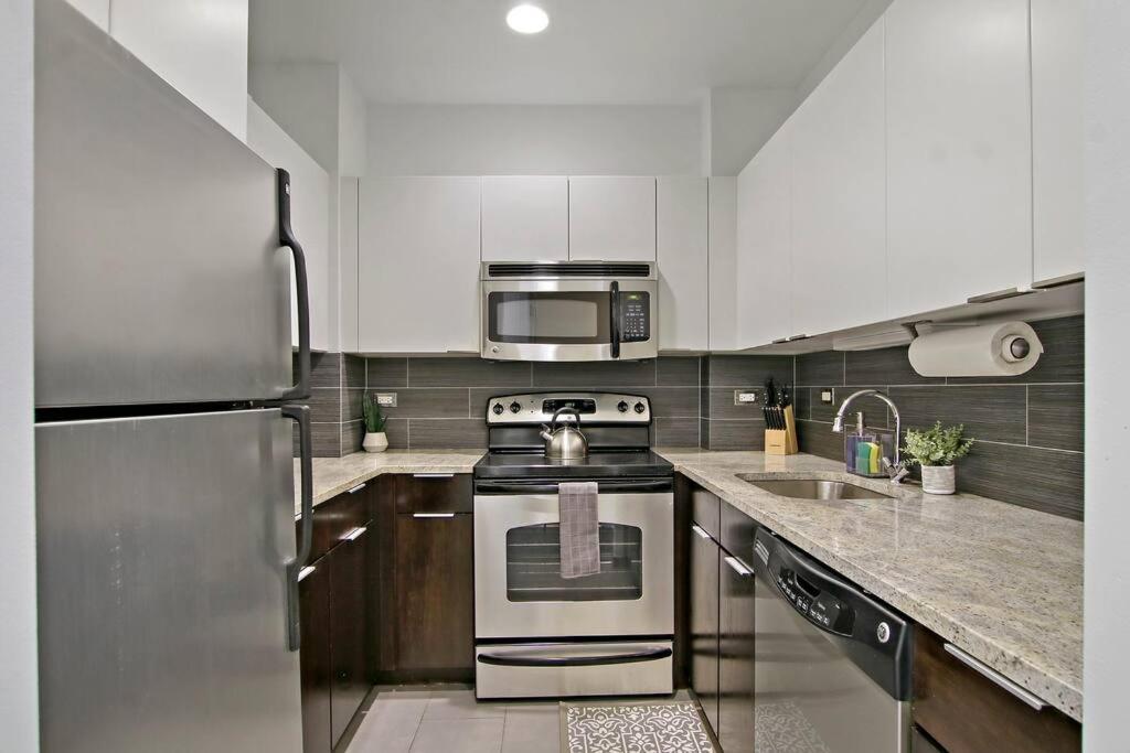 Serene & Contemporary - Del Prado 817 Apartment