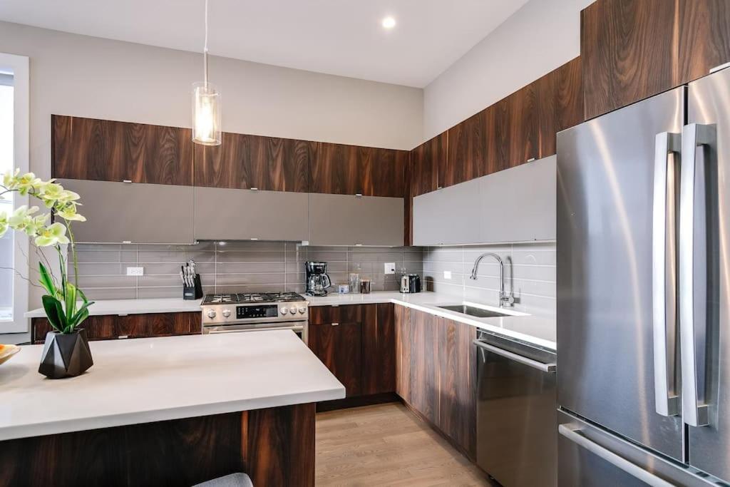 2 Newly Built Luxury With Private Roofdeck Apartment *