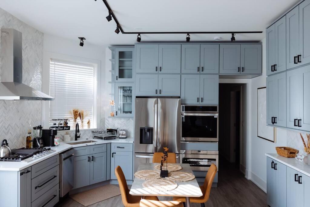 The Brown House - A Luxurious Uchicago Campus Apartment Chicago