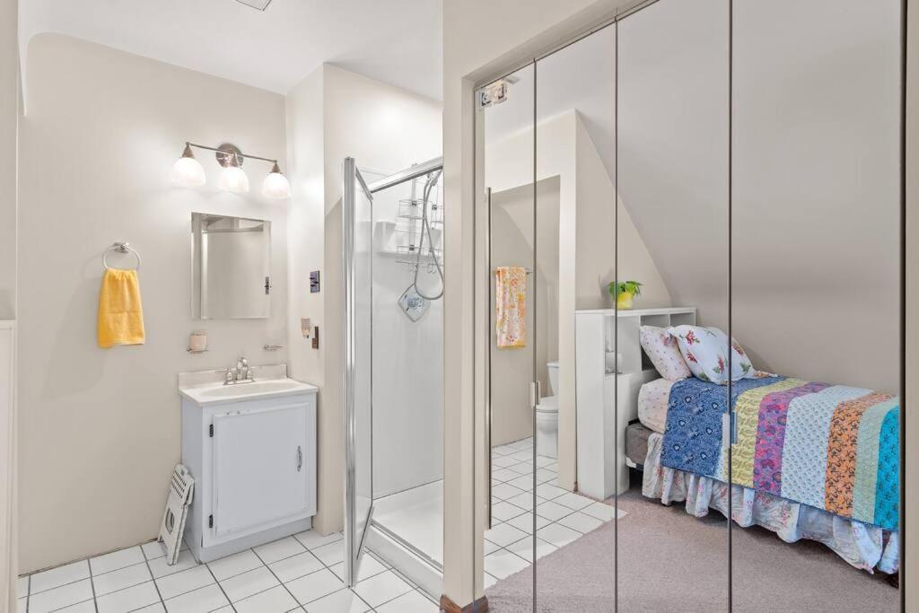 Apartment New! Xl North Center - 2 Car Garage And Ev Charger! Patios! *