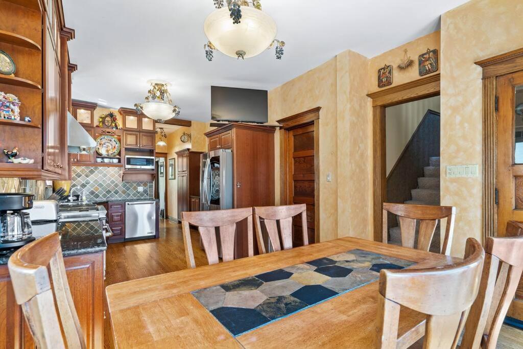 Apartment New! Xl North Center - 2 Car Garage And Ev Charger! Patios!