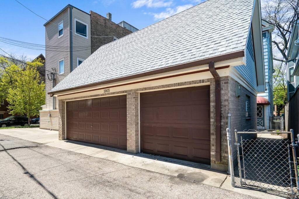 New! Xl North Center - 2 Car Garage And Ev Charger! Patios! Apartment *