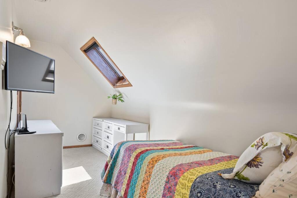 New! Xl North Center - 2 Car Garage And Ev Charger! Patios!