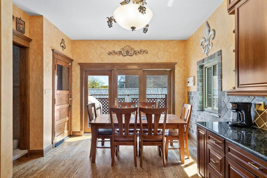 Apartment New! Xl North Center - 2 Car Garage And Ev Charger! Patios!