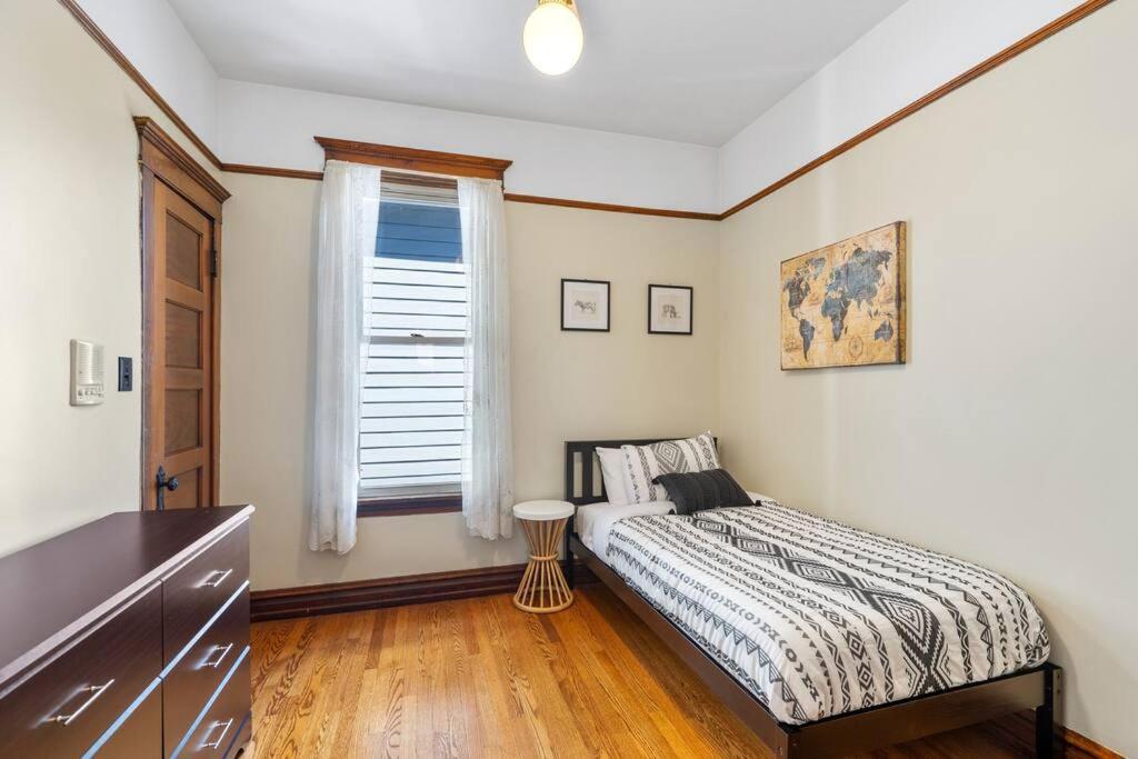 New! Xl North Center - 2 Car Garage And Ev Charger! Patios! Apartment