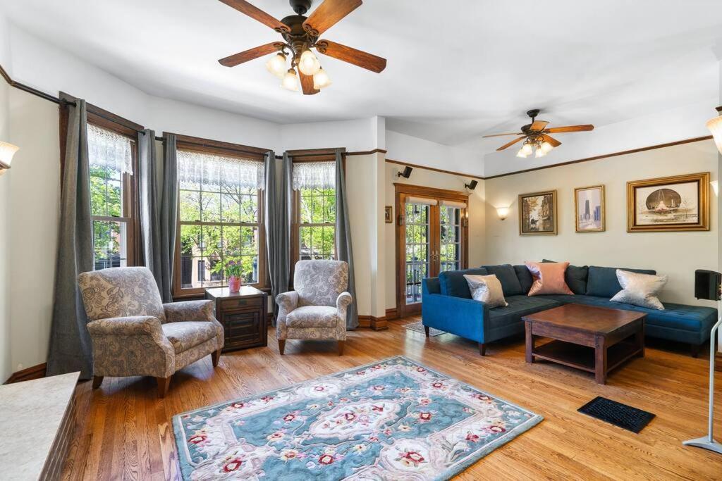 New! Xl North Center - 2 Car Garage And Ev Charger! Patios! Apartment