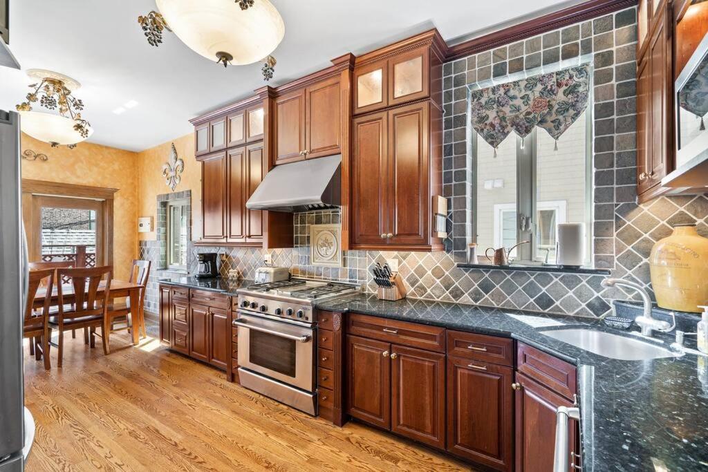 New! Xl North Center - 2 Car Garage And Ev Charger! Patios! Apartment Chicago