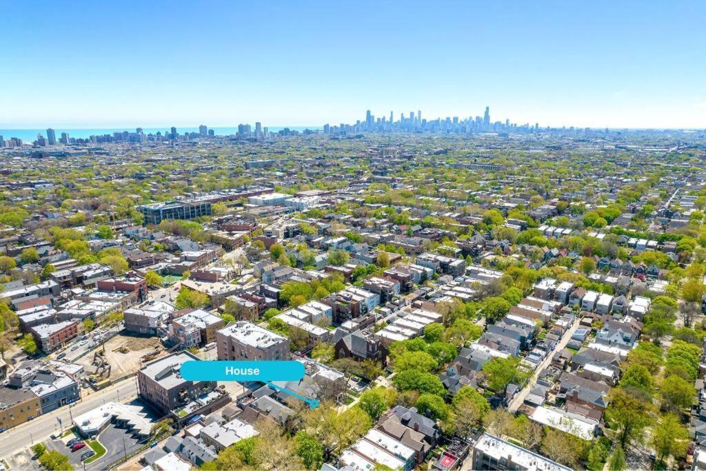 New! Xl North Center - 2 Car Garage And Ev Charger! Patios! Apartment
