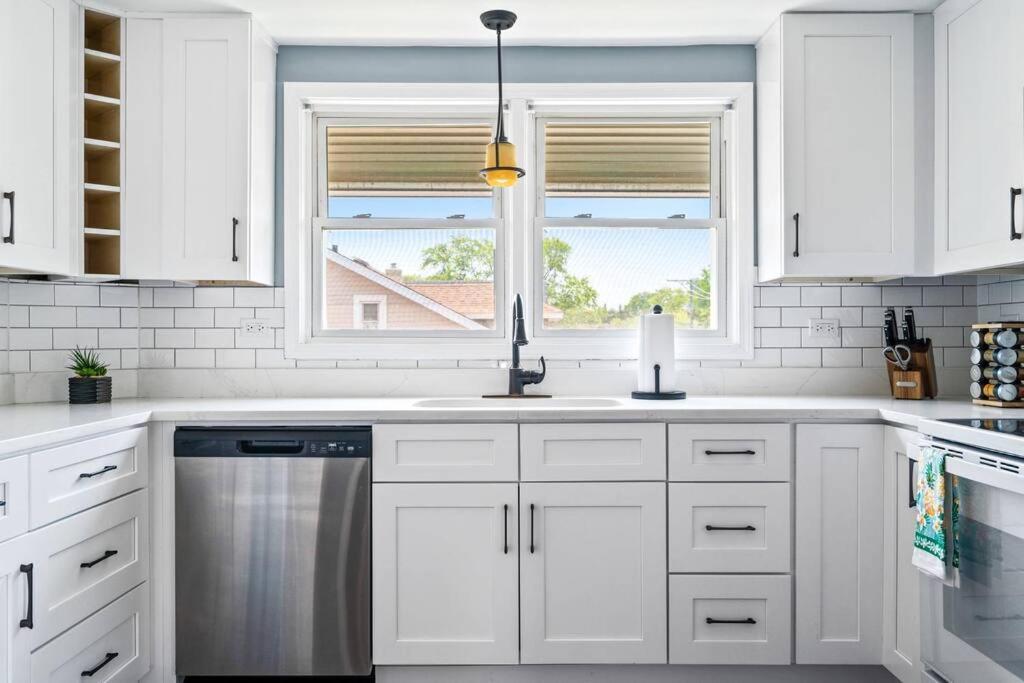 Norwood Park/edison Park! Workstation & In-unit Laundry! 2nd Floor Apartment