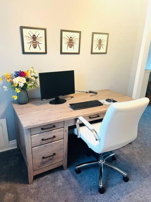 Norwood Park/edison Park! Workstation & In-unit Laundry! 2nd Floor Apartment