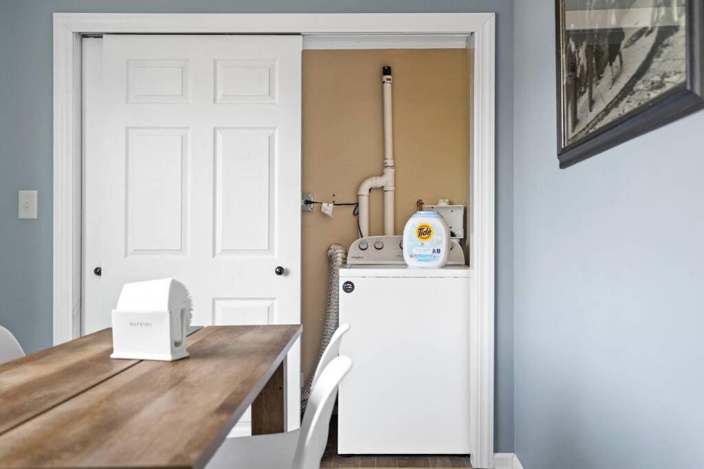 Norwood Park/edison Park! Workstation & In-unit Laundry! 2nd Floor * Chicago