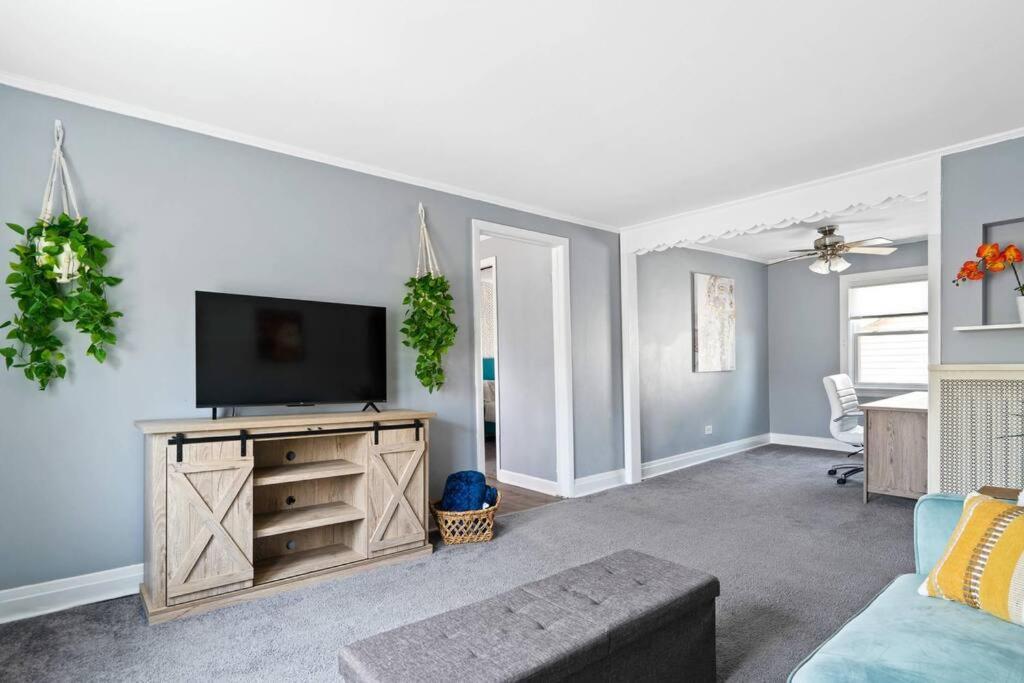 Norwood Park/edison Park! Workstation & In-unit Laundry! 2nd Floor Apartment Chicago
