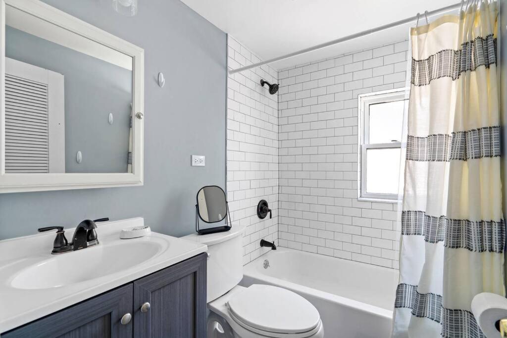 Norwood Park/edison Park! Workstation & In-unit Laundry! 2nd Floor