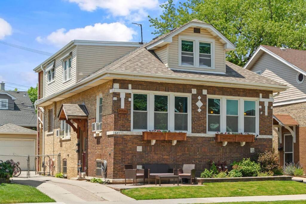 Norwood Park/edison Park! Workstation & In-unit Laundry! 2nd Floor Apartment Chicago