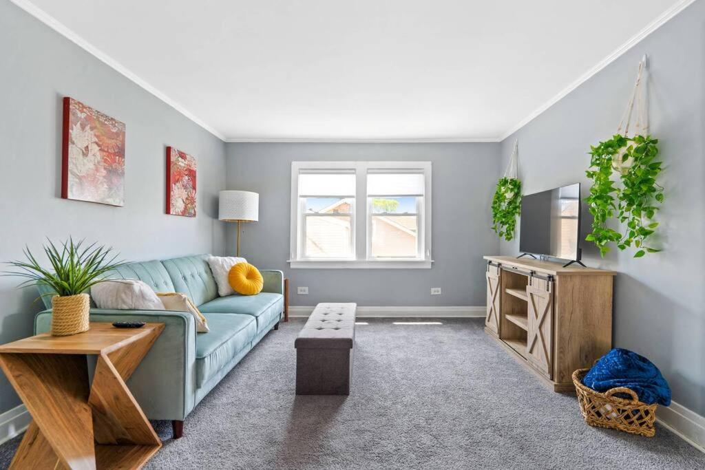 Norwood Park/edison Park! Workstation & In-unit Laundry! 2nd Floor * Chicago