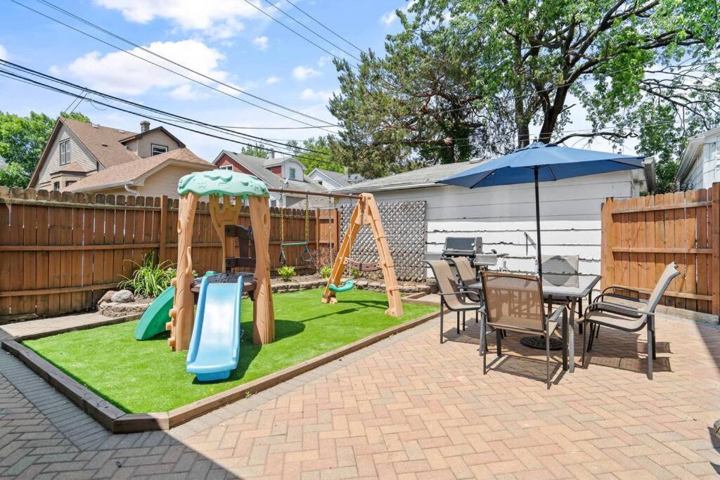 Apartment Norwood Park/edison Park! Workstation & In-unit Laundry! 2nd Floor *